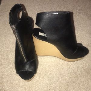 Brand new black platform sandal